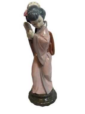 A Lladro Figure of a Timid Japanese Girl Holding A Fan Figurine #4990